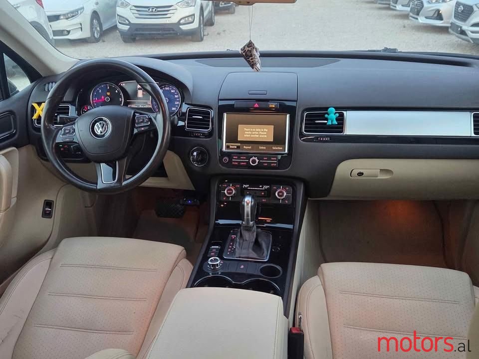 2013' Volkswagen Touareg photo #6