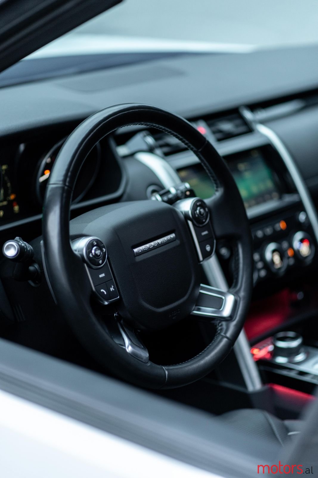2018' Land Rover Discovery photo #5