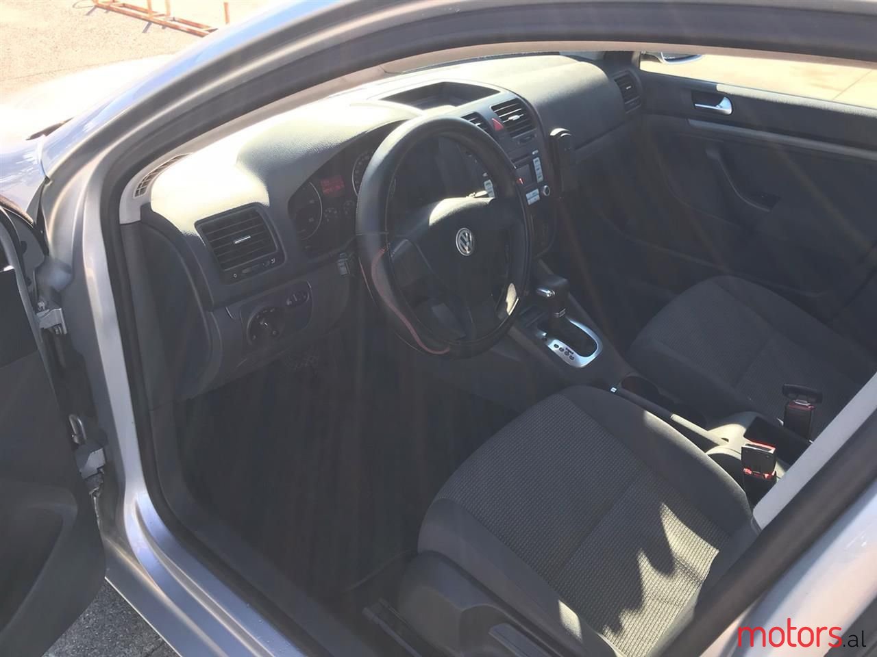 2009' Volkswagen Golf photo #5