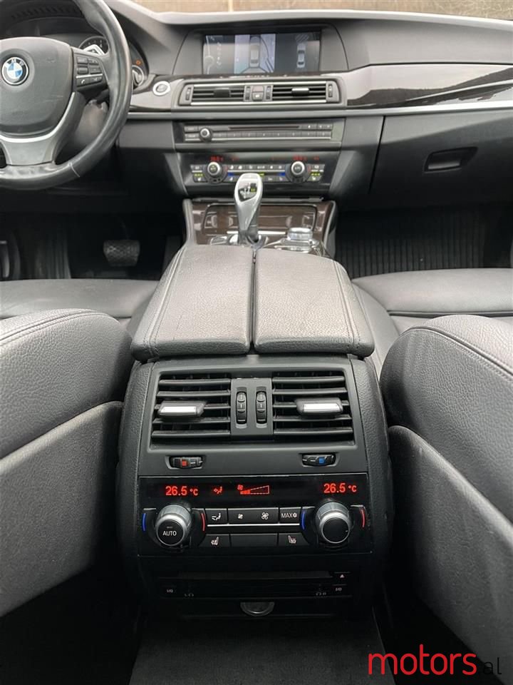 2011' BMW 550 photo #6