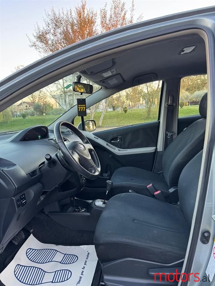 2010' Toyota Yaris photo #4