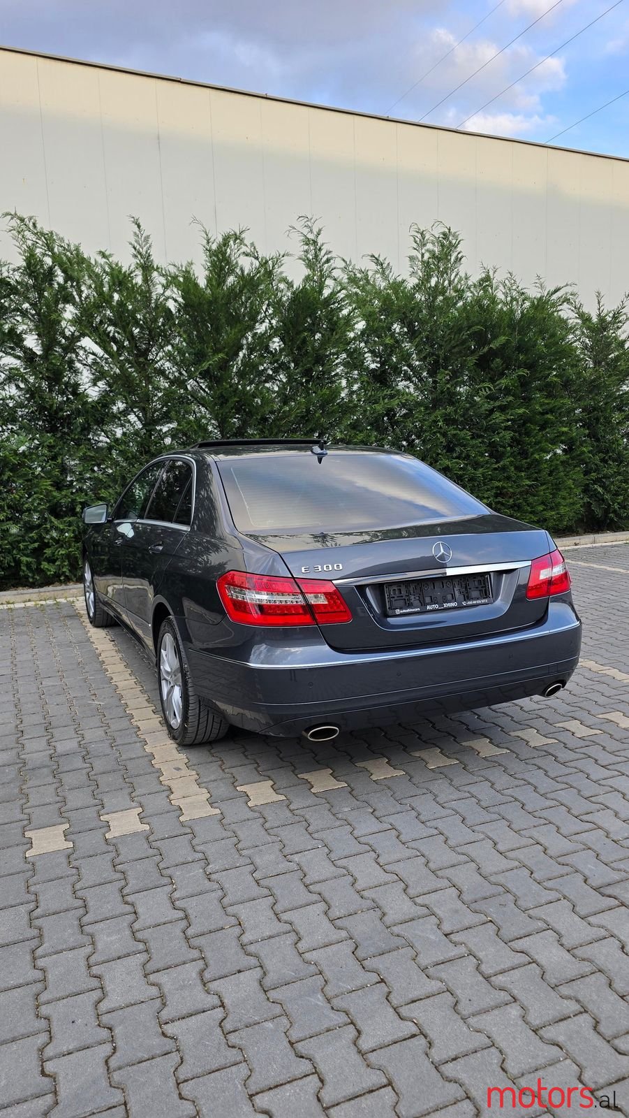 2011' Mercedes-Benz E 300 photo #5