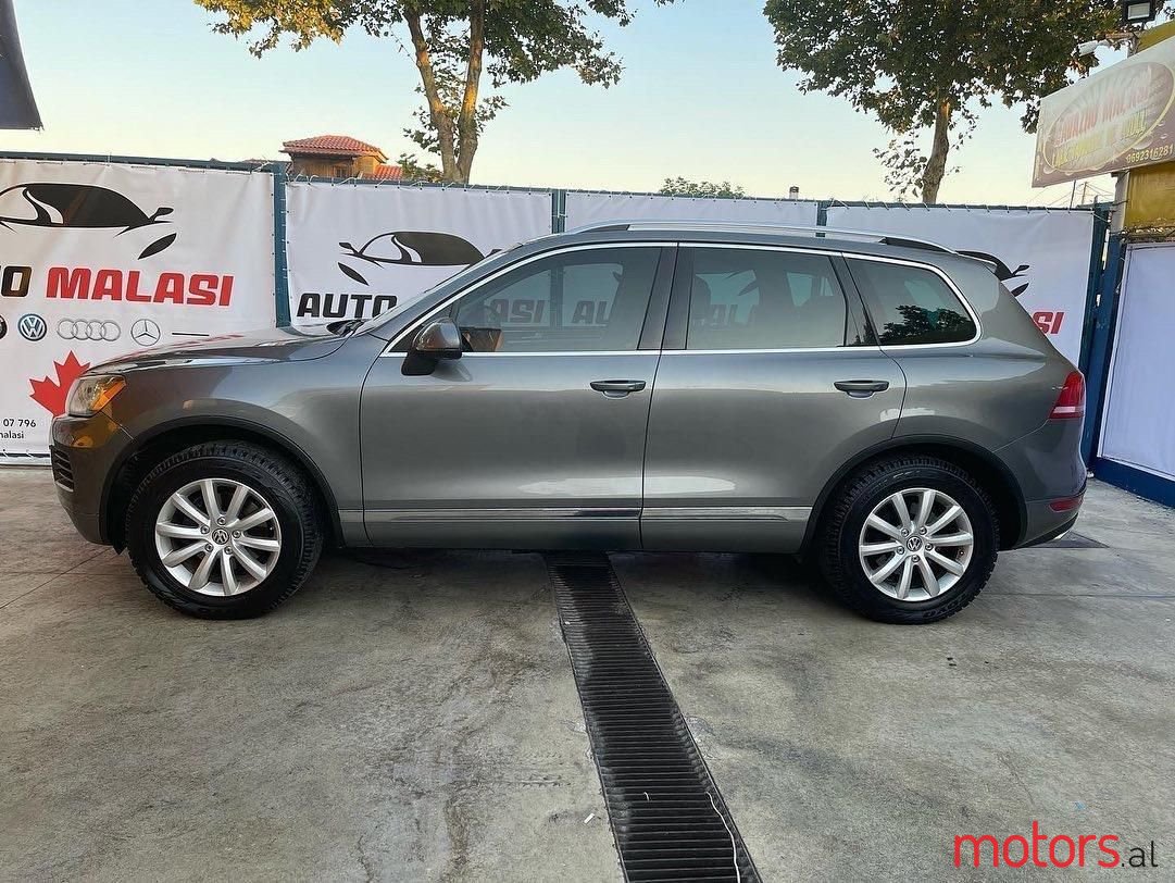 2013' Volkswagen Touareg photo #3