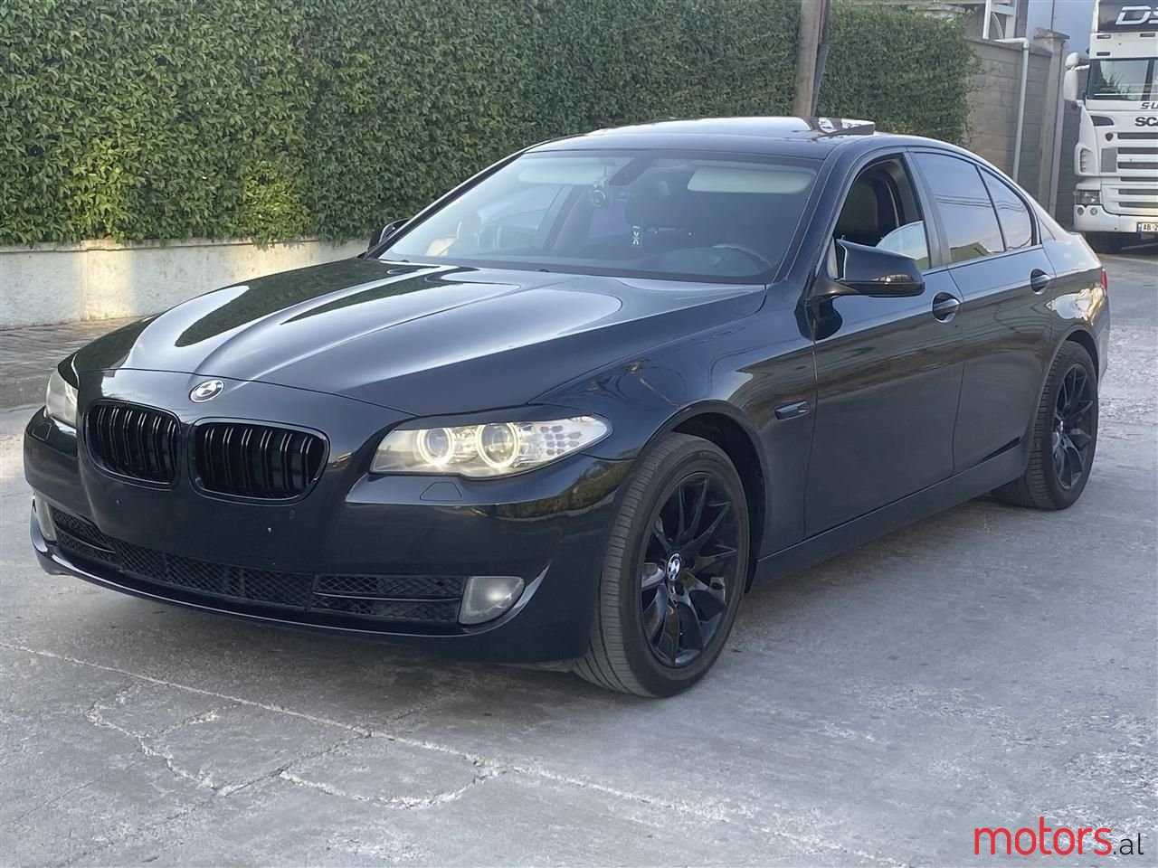 2011' BMW 528 photo #6