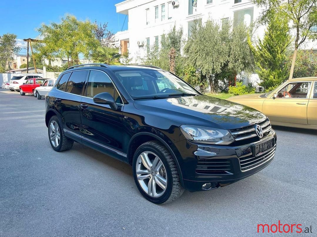 2010' Volkswagen Touareg photo #3