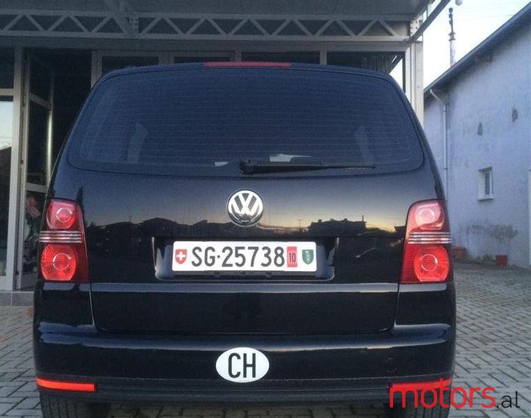 2008' Volkswagen Touran photo #2