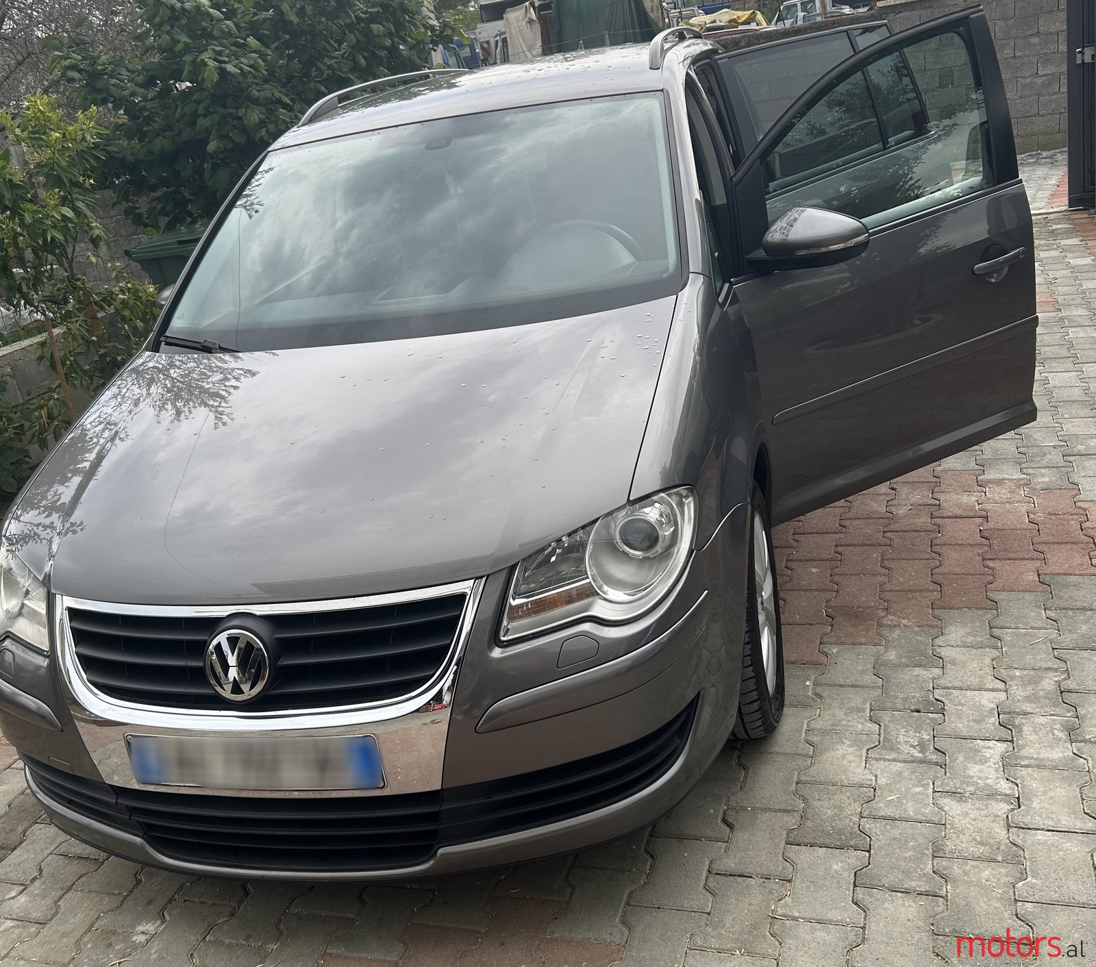 2009' Volkswagen Touran photo #3