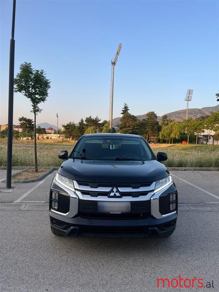 2020' Mitsubishi Outlander photo #5