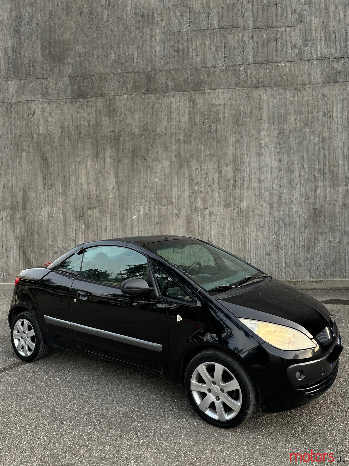 2008' Mitsubishi Colt photo #2