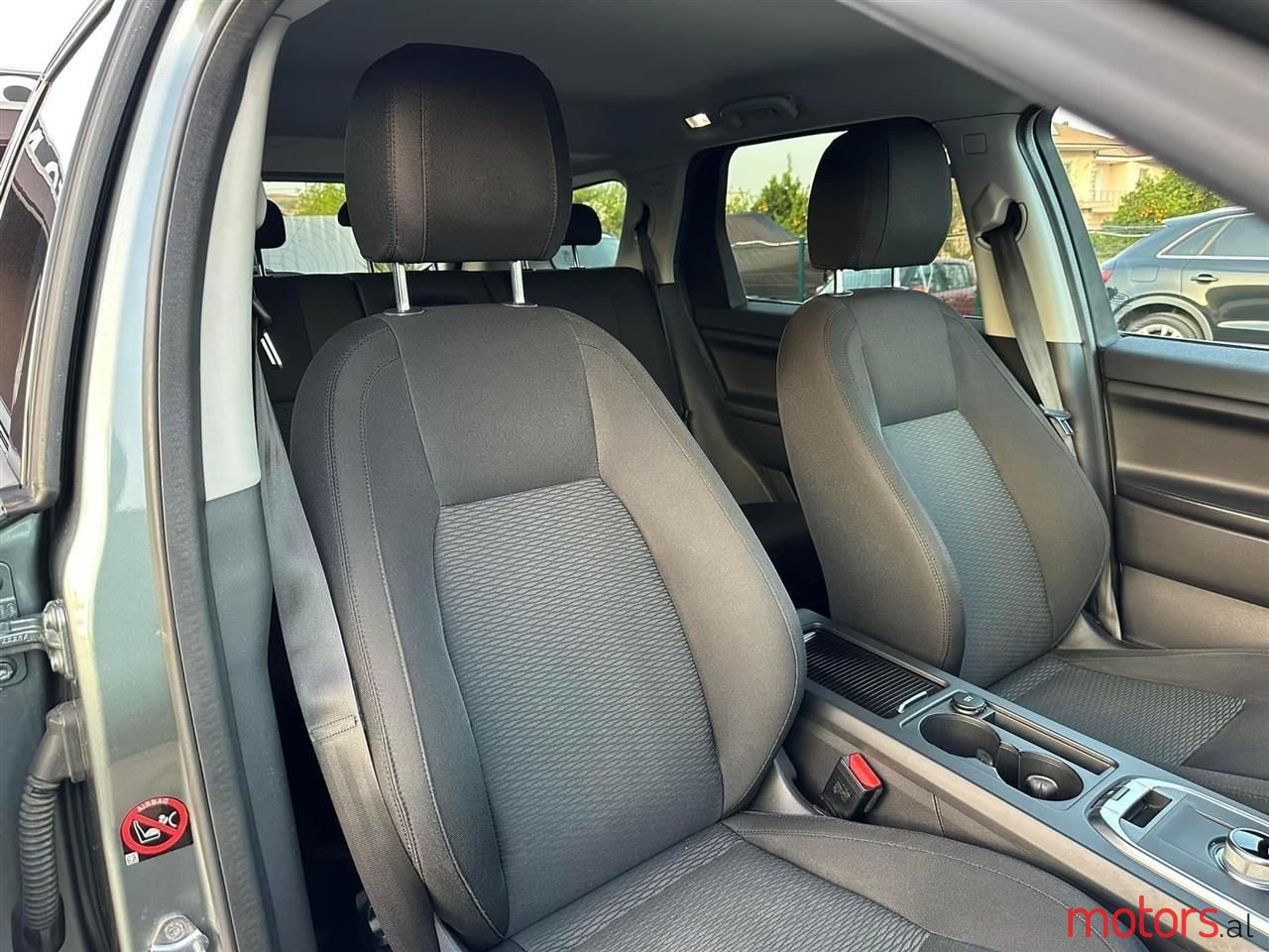 2016' Land Rover Discovery Sport photo #2