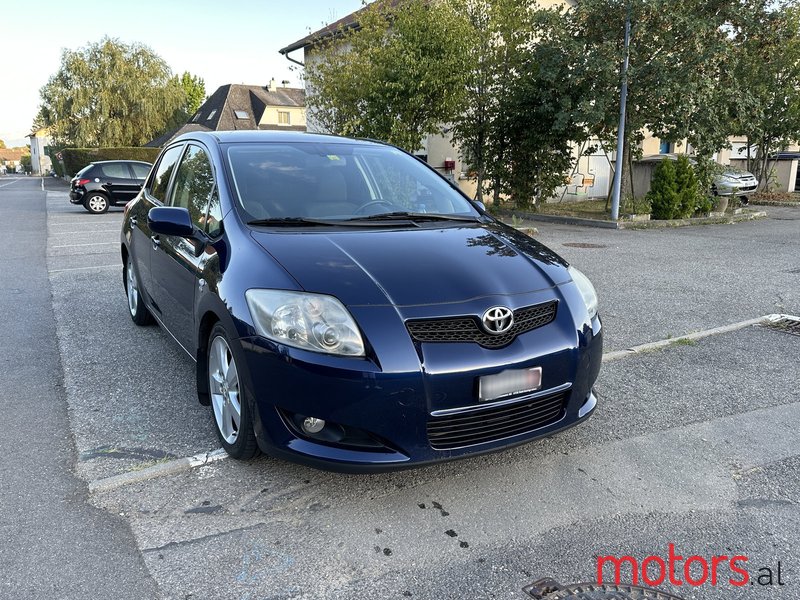 2007' Toyota Auris photo #2