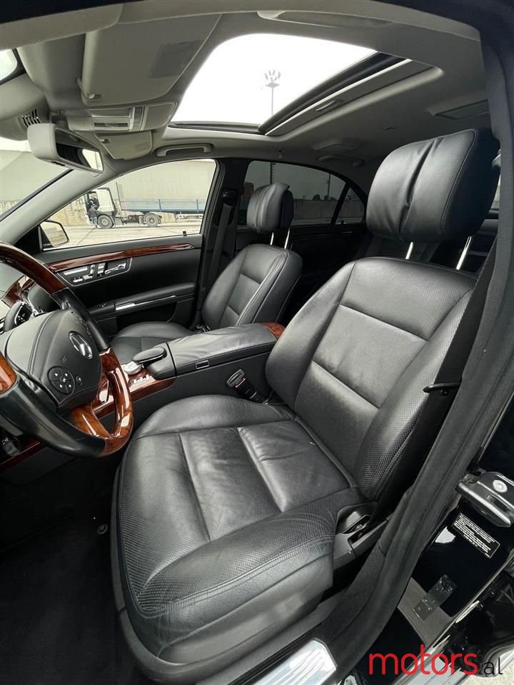 2011' Mercedes-Benz S 550 photo #4