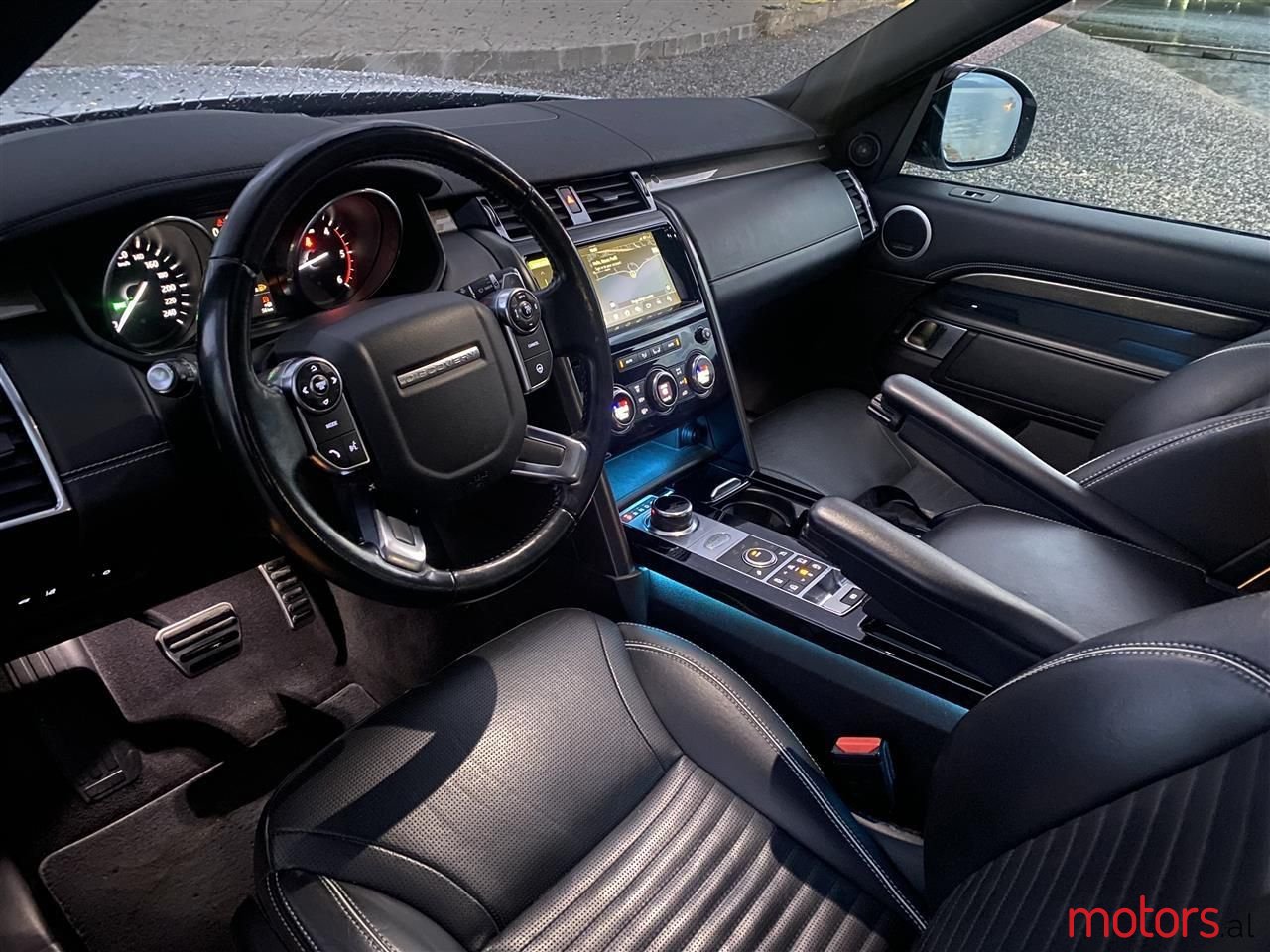 2017' Land Rover Discovery photo #3