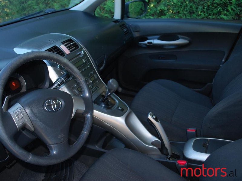 2007' Toyota Auris photo #2