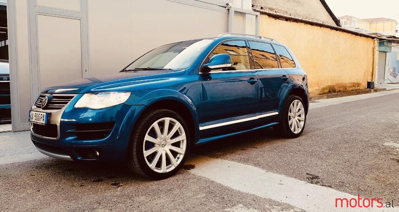 2010' Volkswagen Touareg photo #1