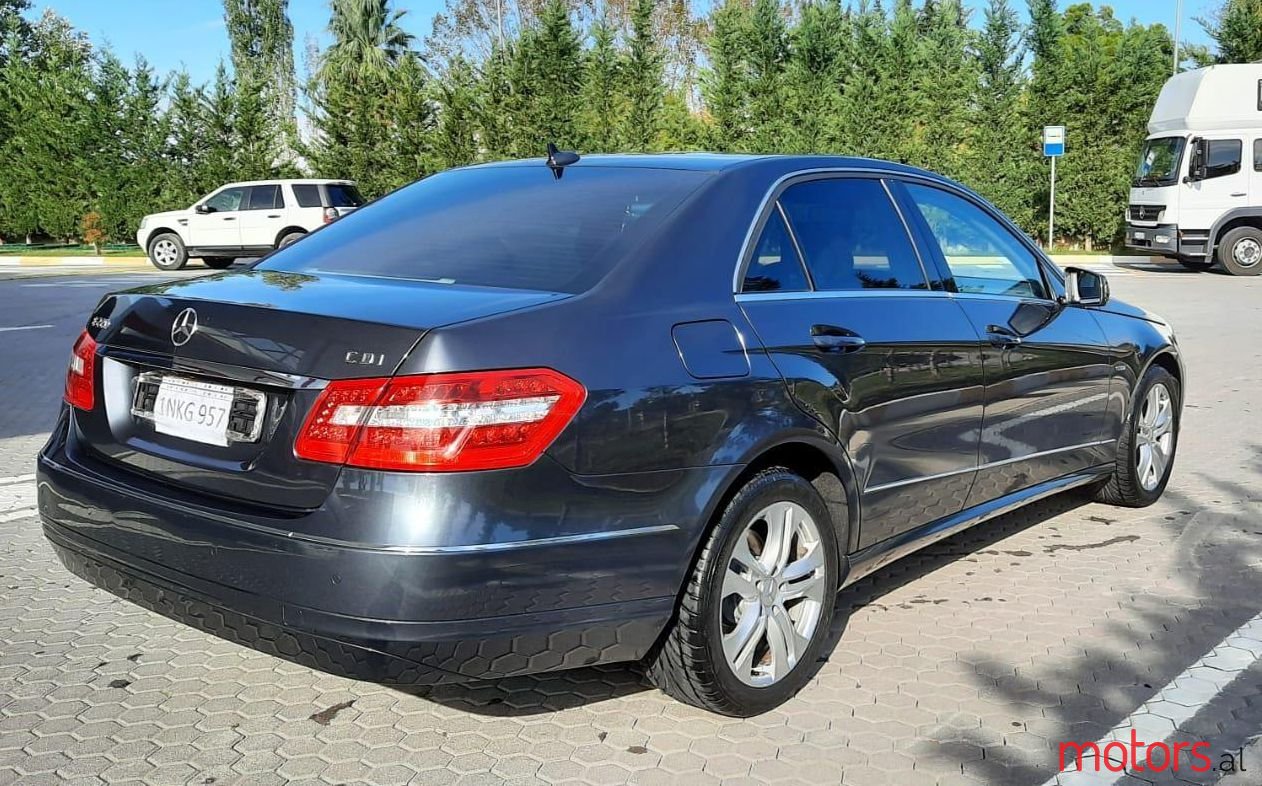 2009' Mercedes-Benz 220 photo #1