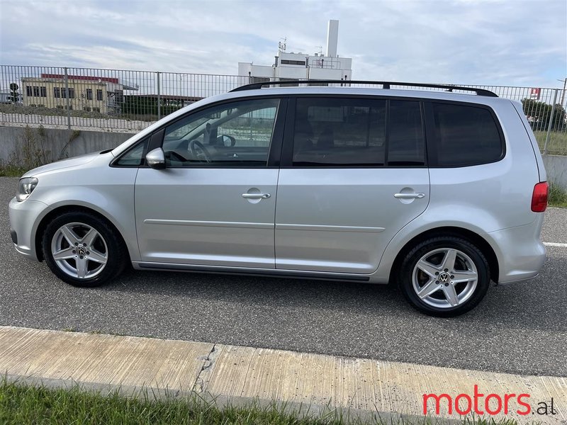 2011' Volkswagen Touran photo #2