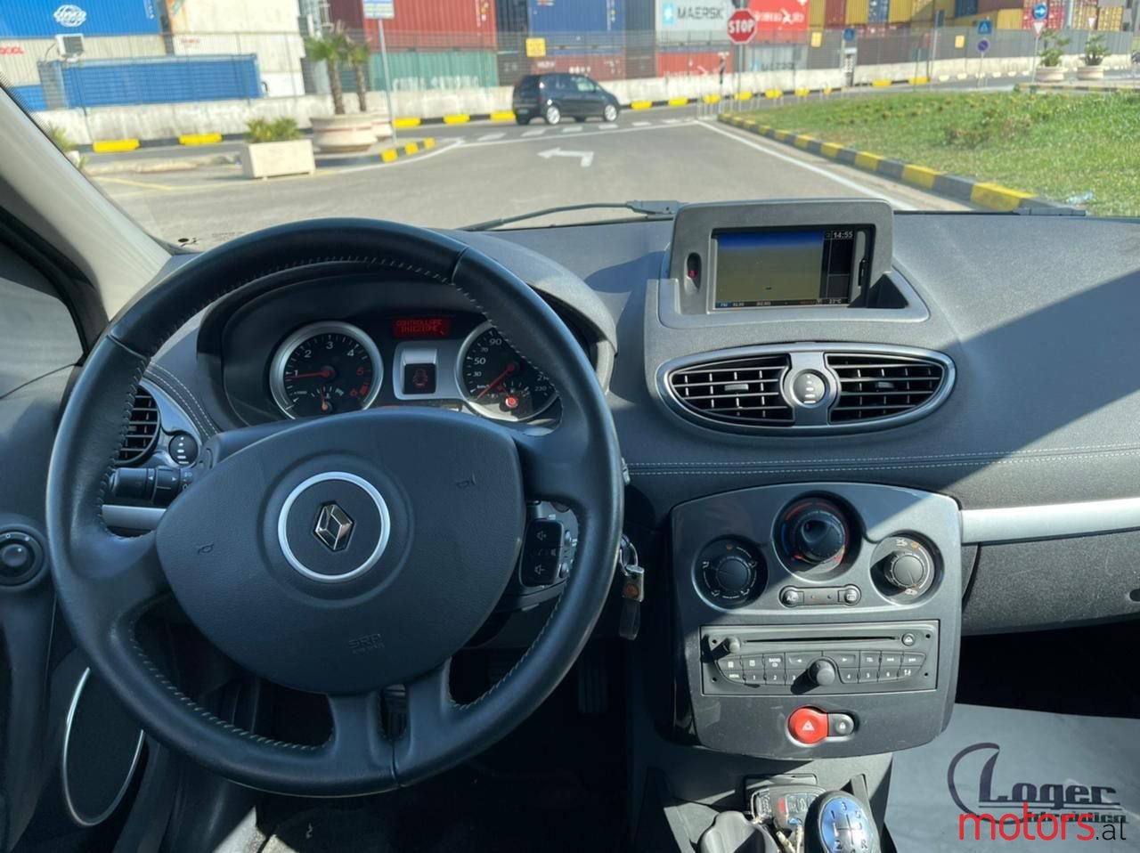 2011' Renault Clio photo #3