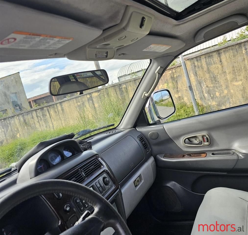 2004' Mitsubishi Pajero photo #3
