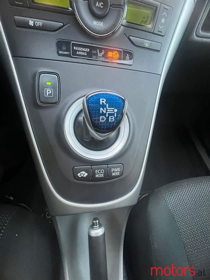 2011' Toyota Auris photo #5