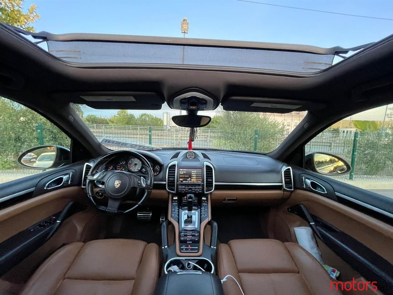 2012' Porsche Cayenne photo #2