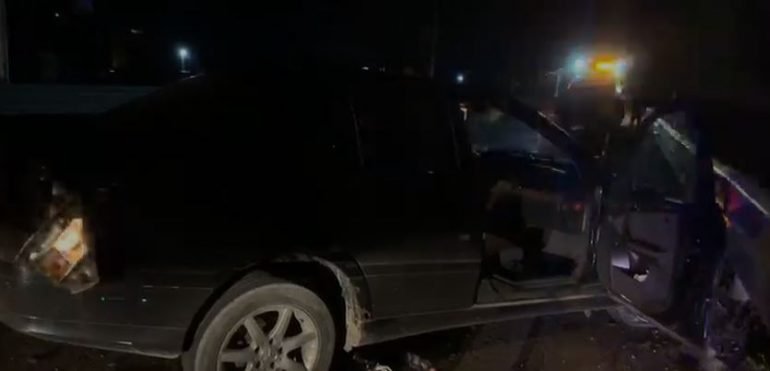 Aksident në aksin Gjirokastër-Tepelenë/ “BMW” humb kontrollin dhe përplaset me barrierën mbrojtëse, humb jetën drejtuesi 33-vjeçar