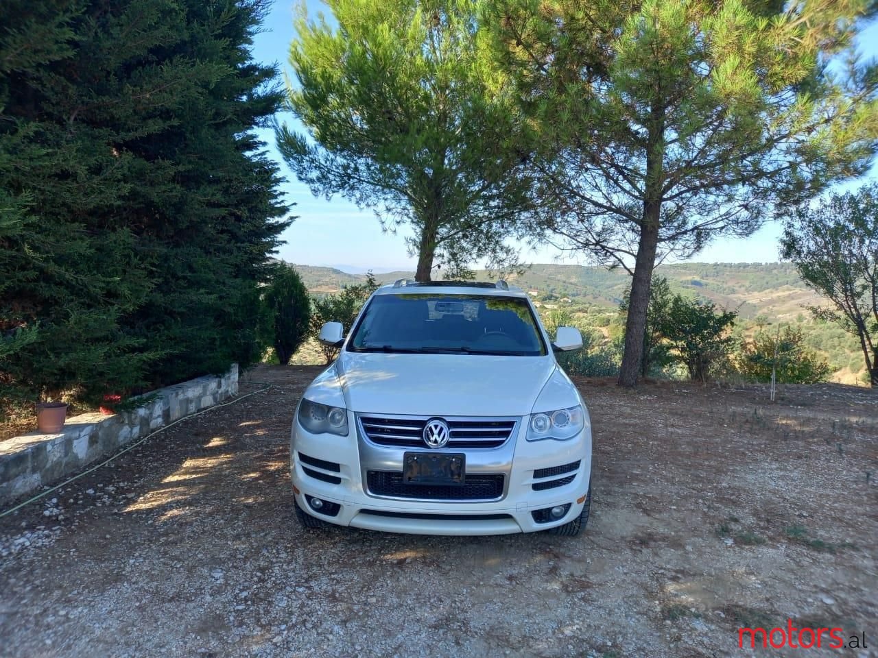 2010' Volkswagen Touareg photo #1