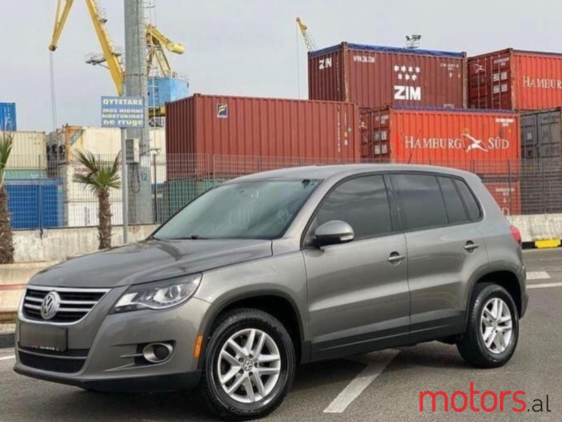 2011' Volkswagen Tiguan photo #1