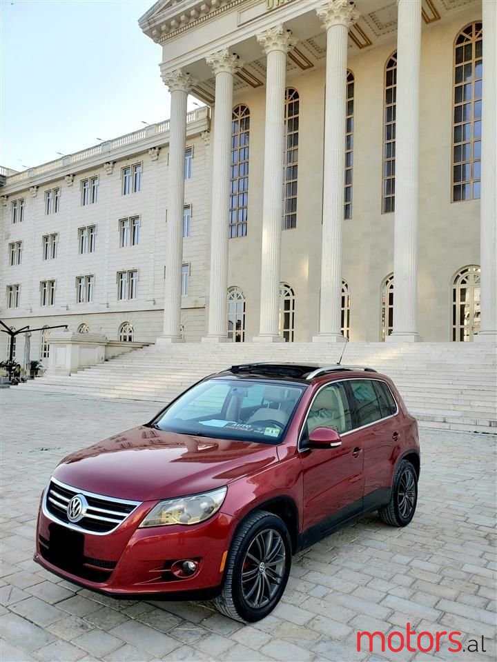 2012' Volkswagen Tiguan photo #2