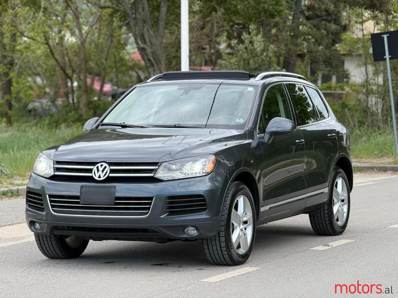 2013' Volkswagen Touareg photo #3
