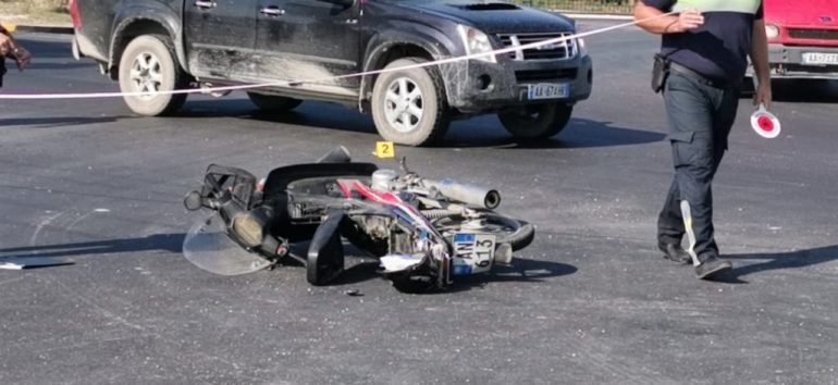 Makina përplas motoçikletën, një i vdekur në Maminas