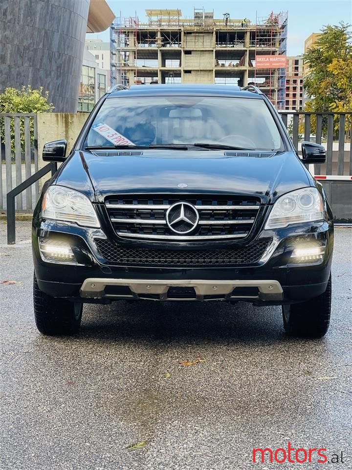 2011' Mercedes-Benz 300 photo #5