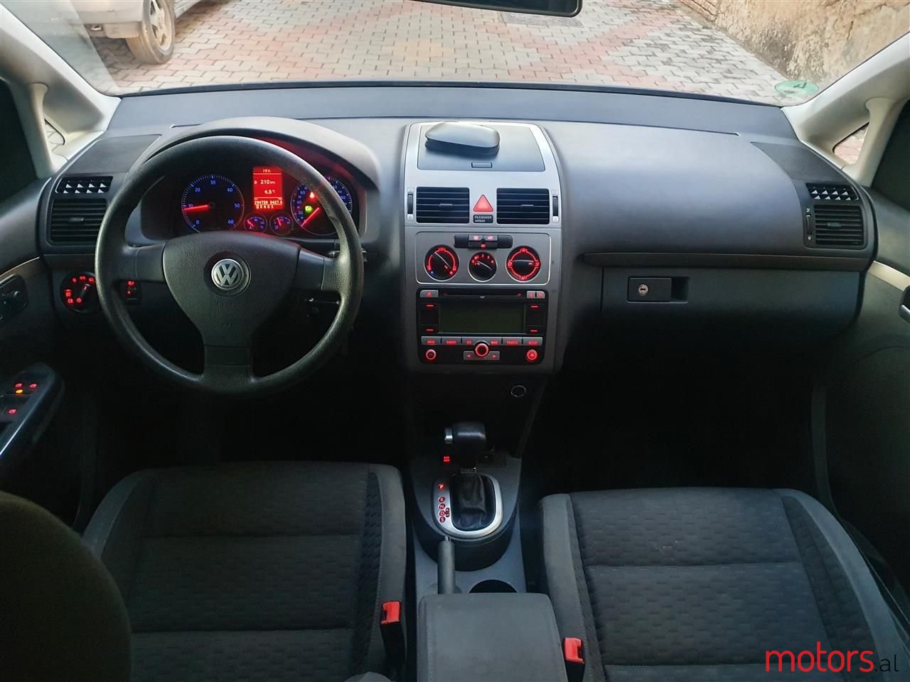 2008' Volkswagen Touran photo #3