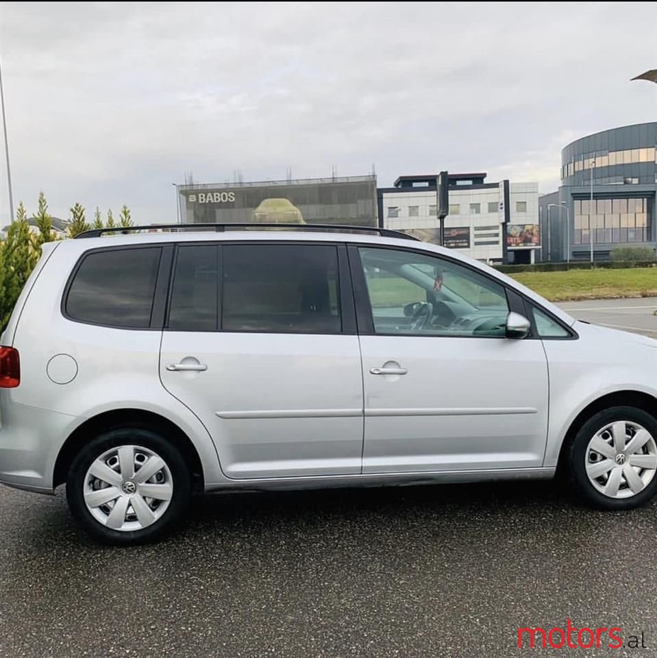 2011' Volkswagen Touran photo #3