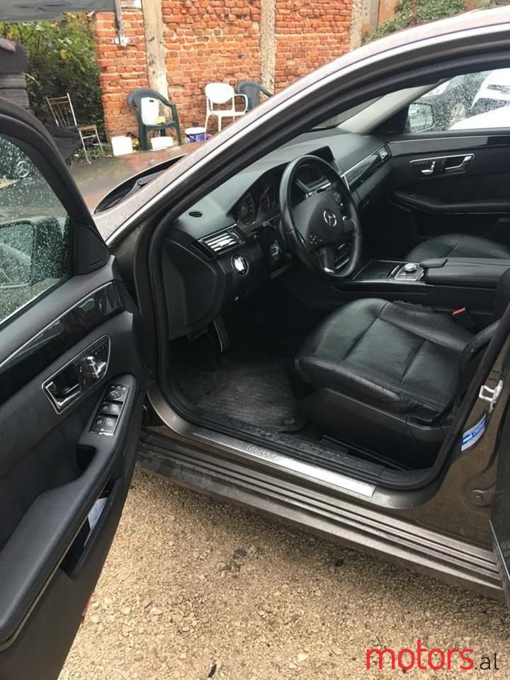 2011' Mercedes-Benz 350 photo #2