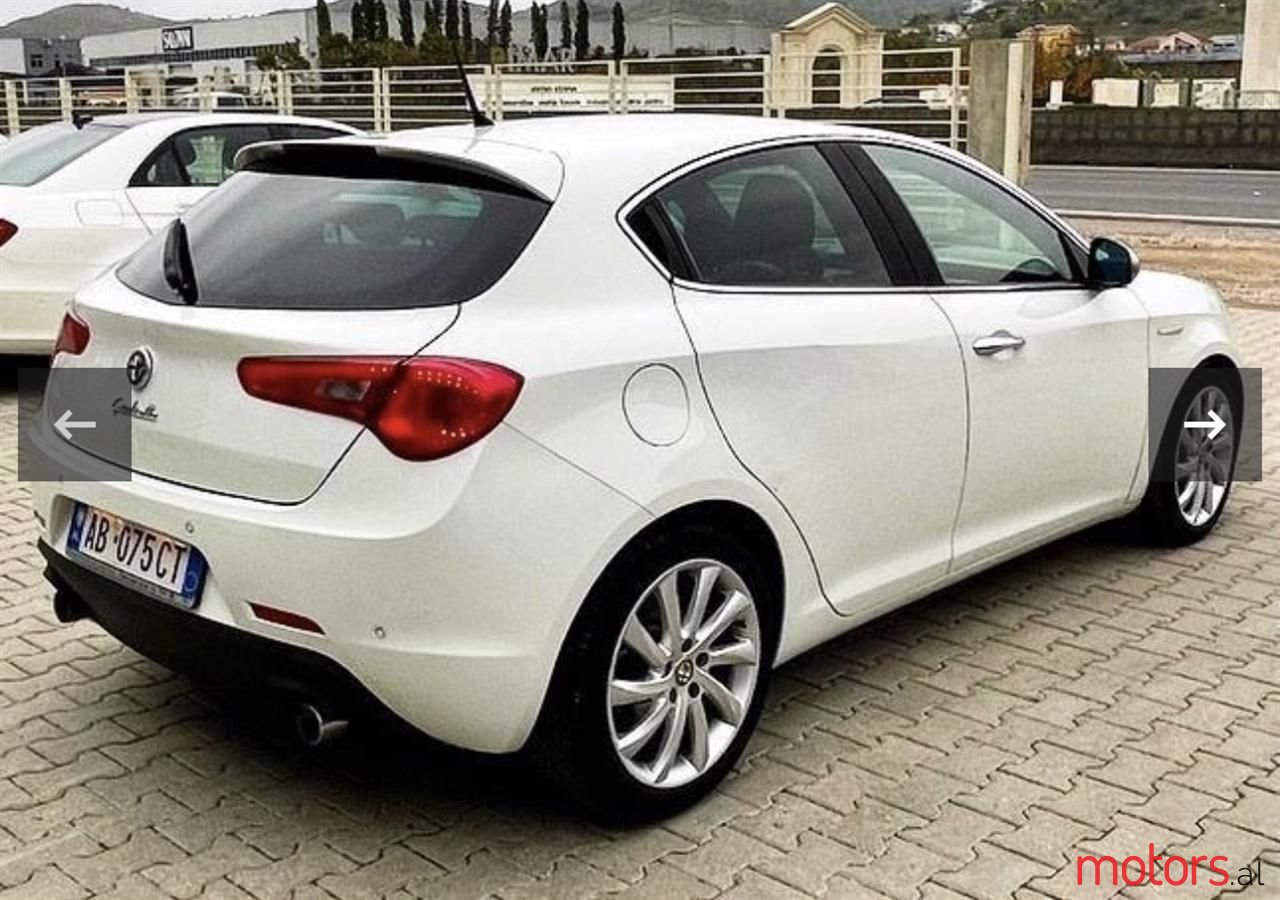 2012' Alfa Romeo Giulietta photo #3