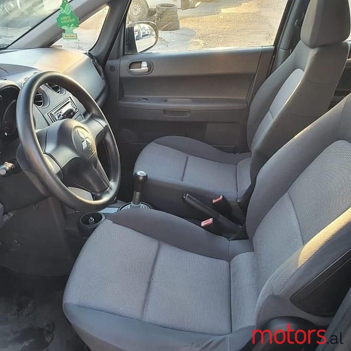 2005' Mitsubishi Colt photo #2