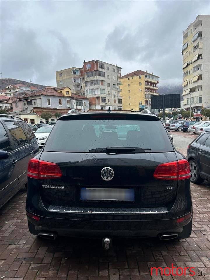 2011' Volkswagen Touareg photo #2