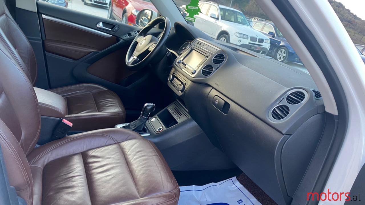 2012' Volkswagen Tiguan photo #5