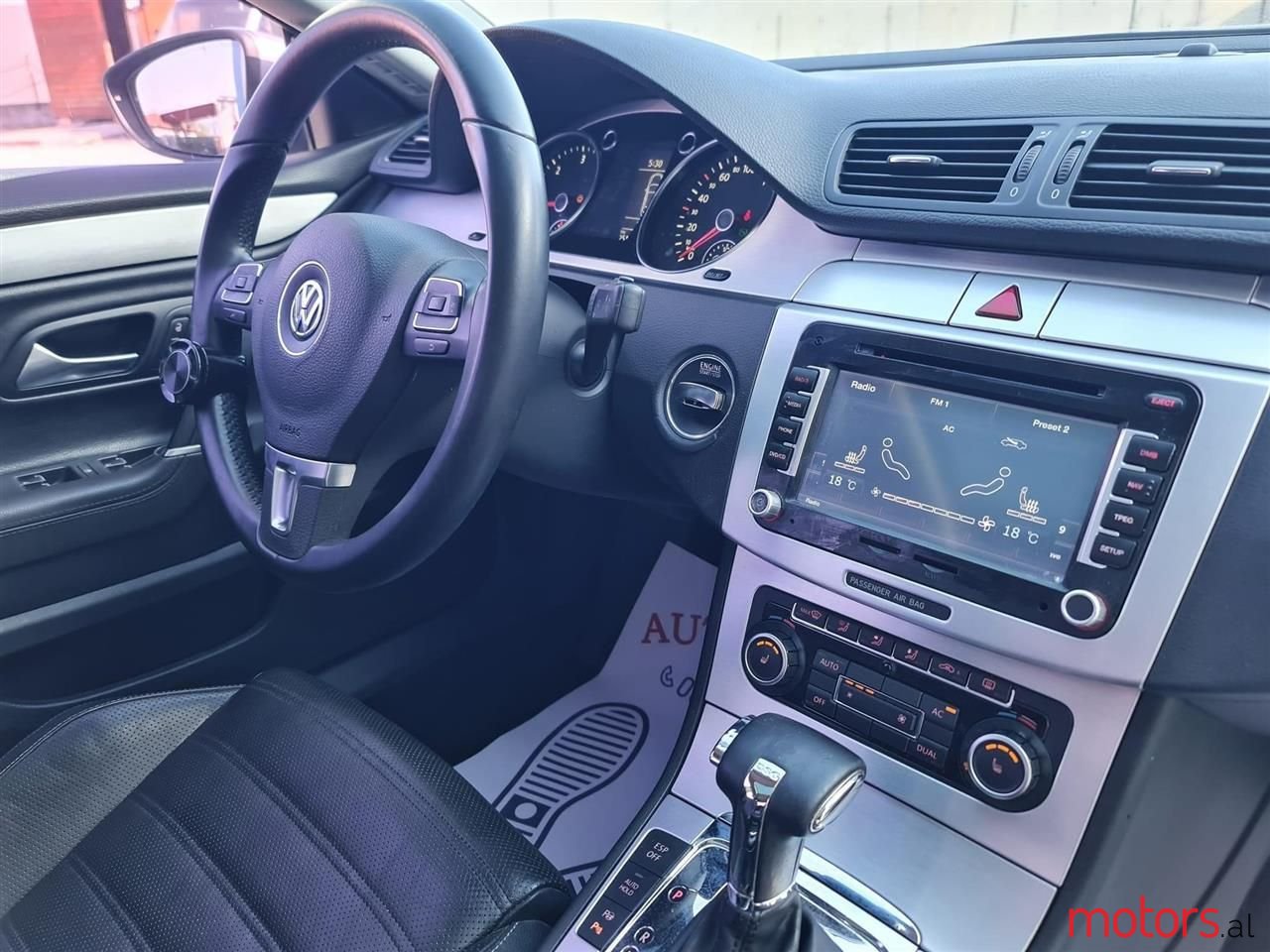 2011' Volkswagen Passat photo #5