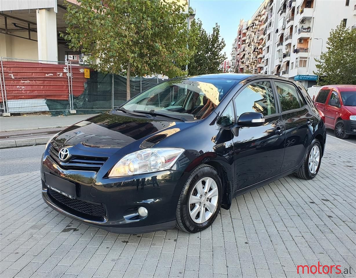 2012' Toyota Auris photo #2