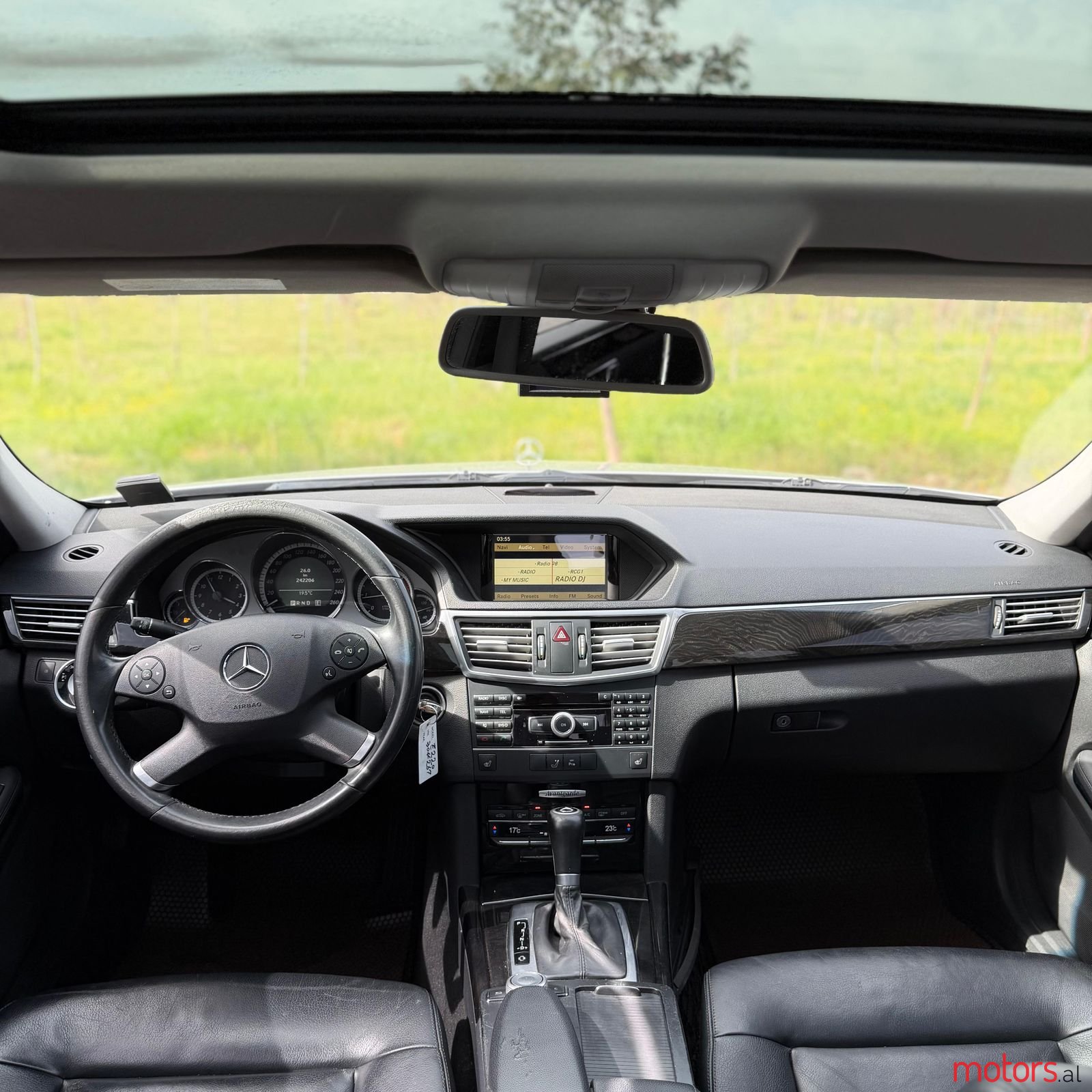 2011' Mercedes-Benz E 220 photo #2