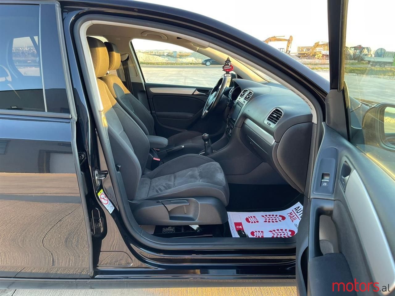 2012' Volkswagen Golf photo #6