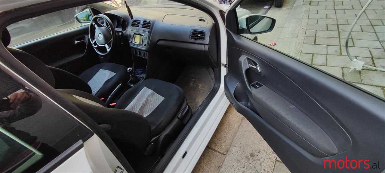 2015' Volkswagen Polo photo #5