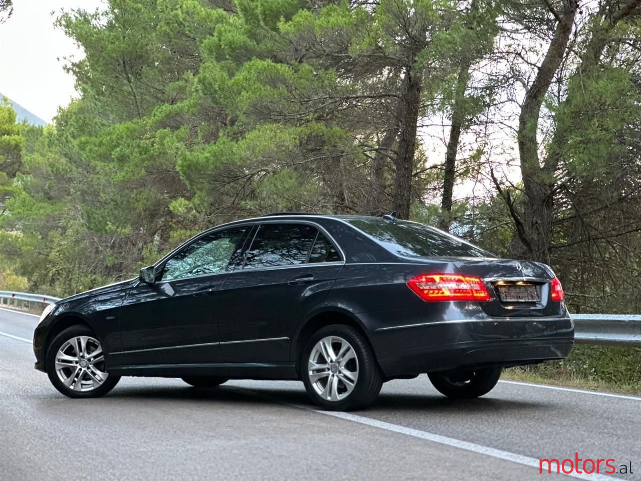 2011' Mercedes-Benz E 220 photo #4