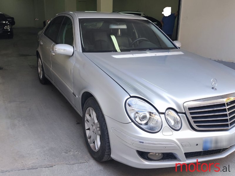 2004' Mercedes-Benz 220E photo #2