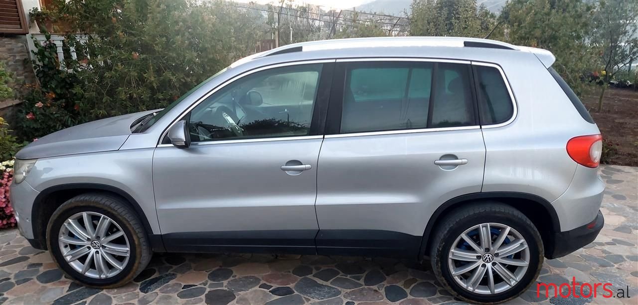 2010' Volkswagen Tiguan photo #3
