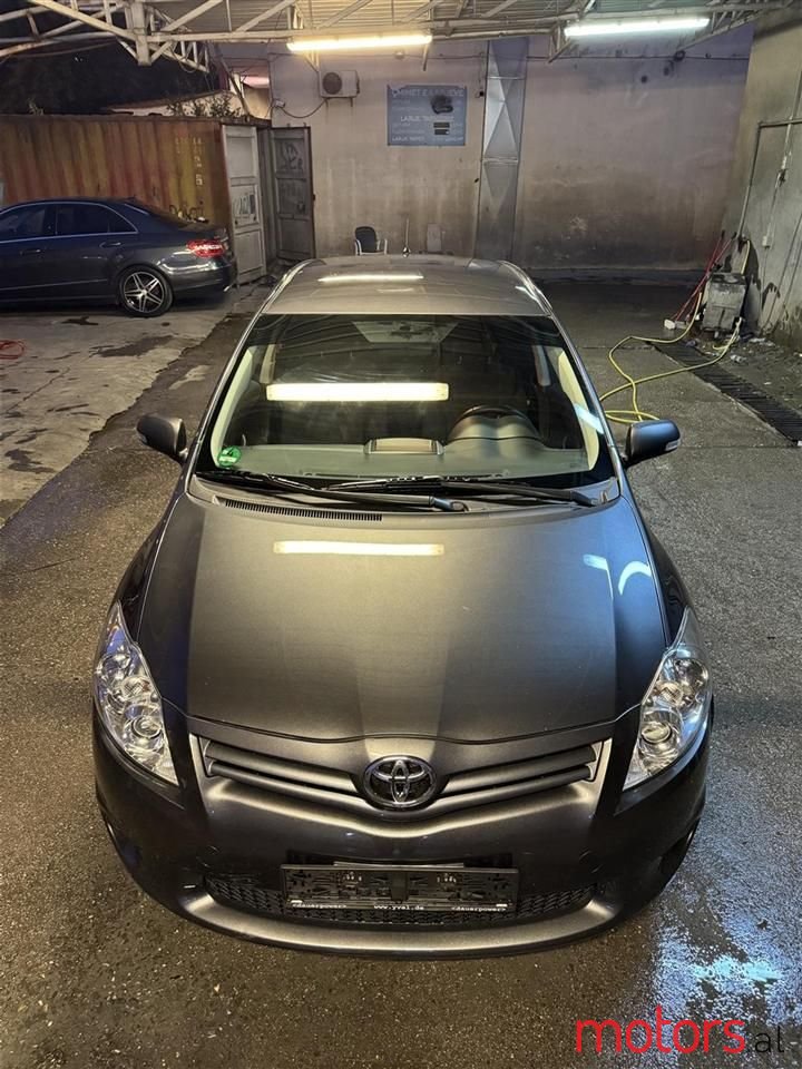 2011' Toyota Auris photo #2