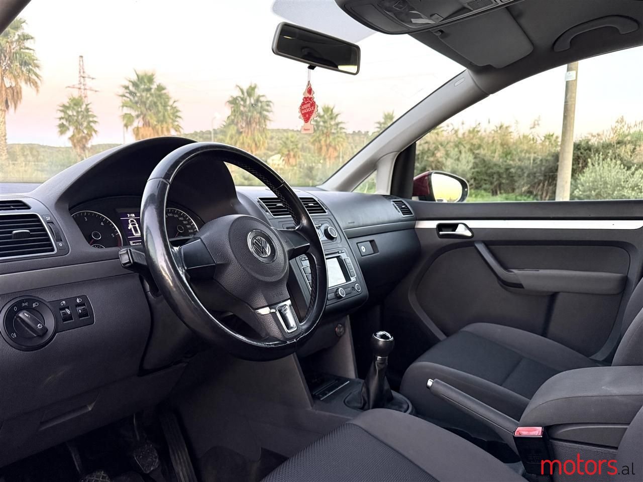 2012' Volkswagen Touran photo #3