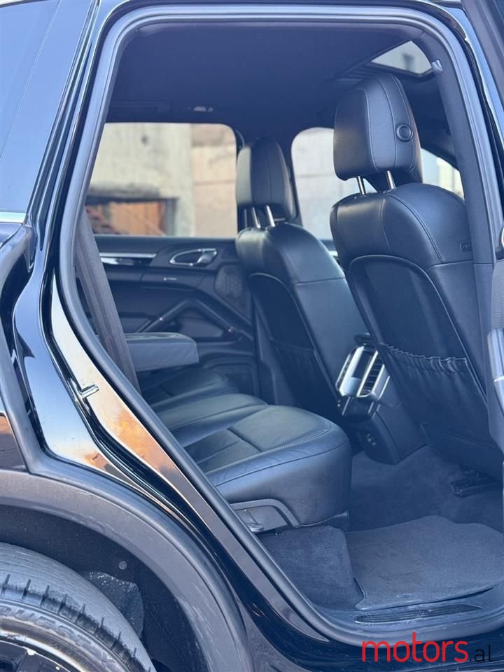 2011' Porsche Cayenne photo #3